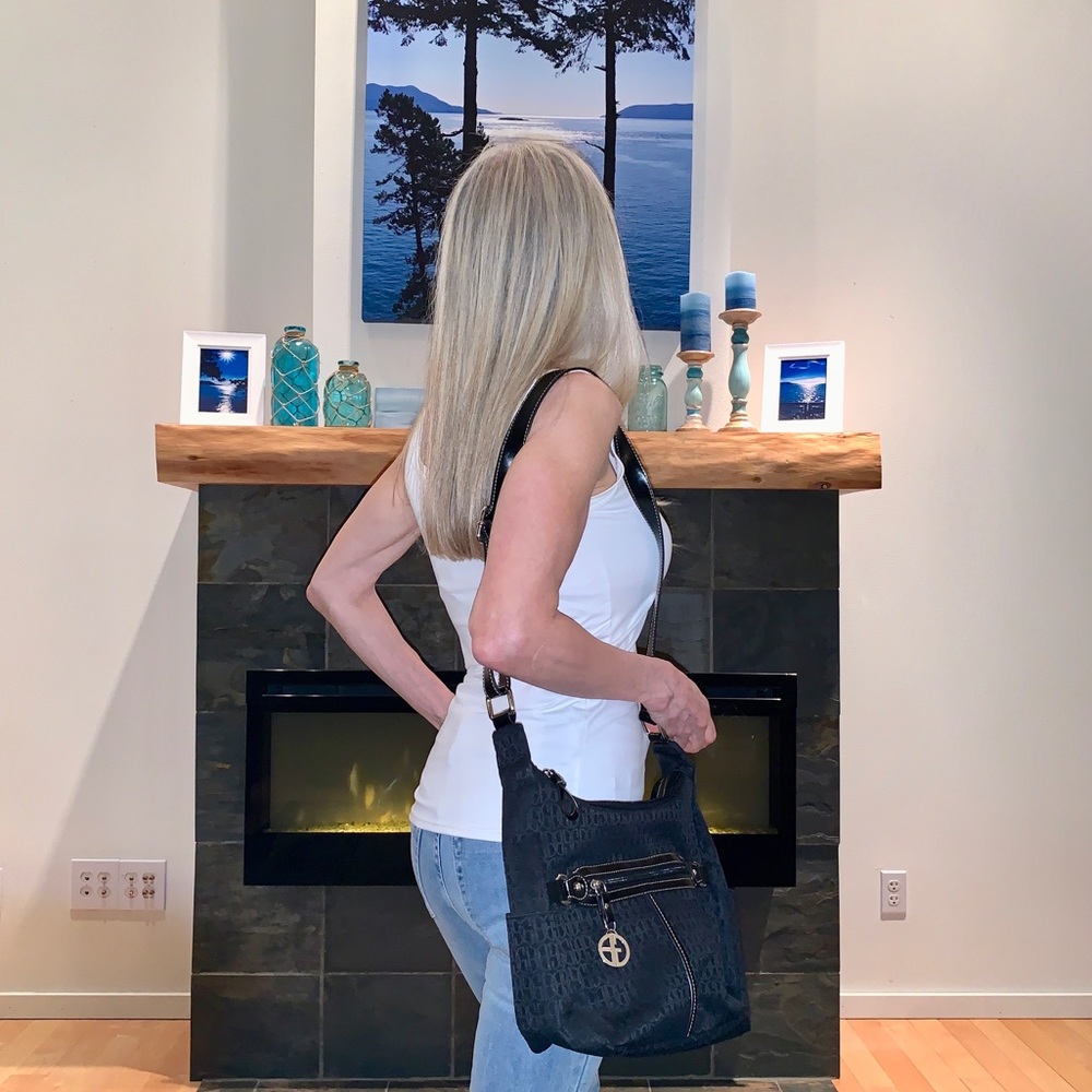 Giani Bernini super organizer purse with many compartments and 2 drink holders!